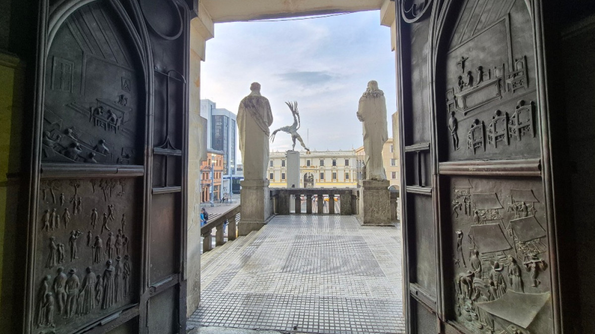 Las puertas de los templos de la ciudad se convierten en protagonistas, destacando detalles arquitectónicos que reflejan historia, fe y diseño, como la de la imagen, correspondiente a la Catedral Basílica Metropolitana de Nuestra Señora del Rosario de Manizales.