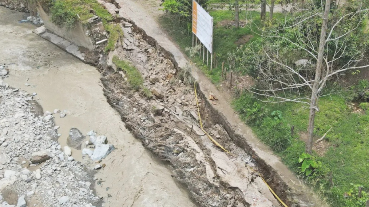 Autoridades pidieron a la comunidad evitar el paso por la zona afectada ante el alto riesgo de colapso.