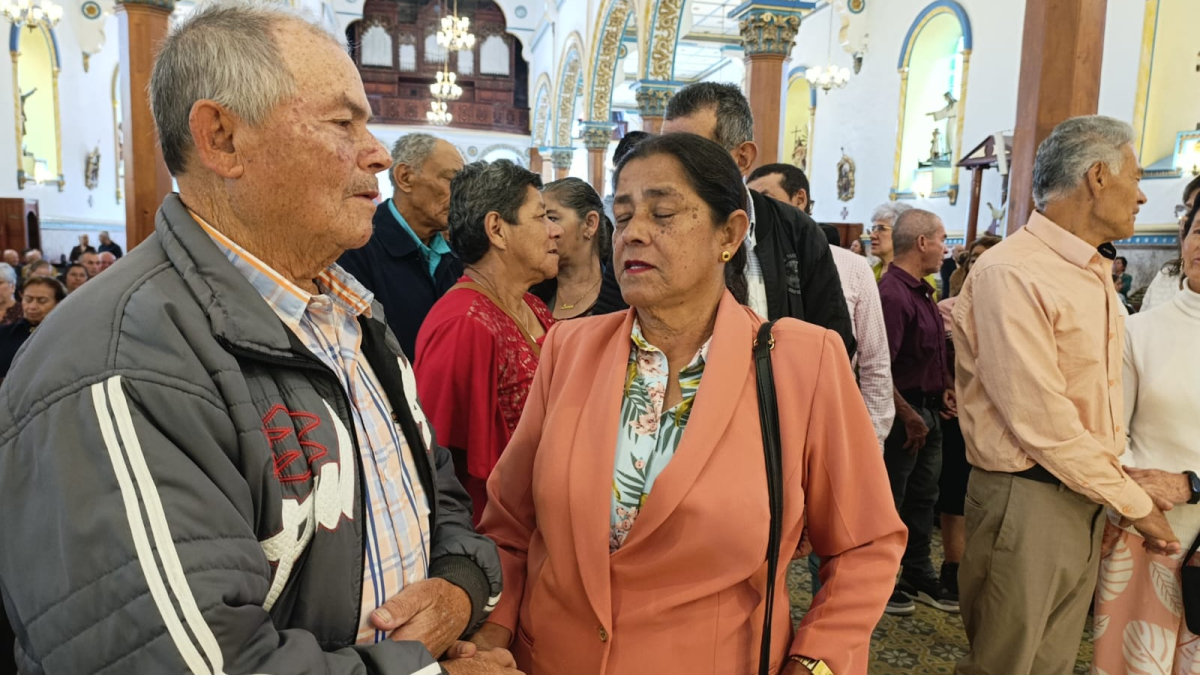 Las parejas llegaron al templo de la Inmaculada Concepción para renovar sus compromisos matrimoniales.