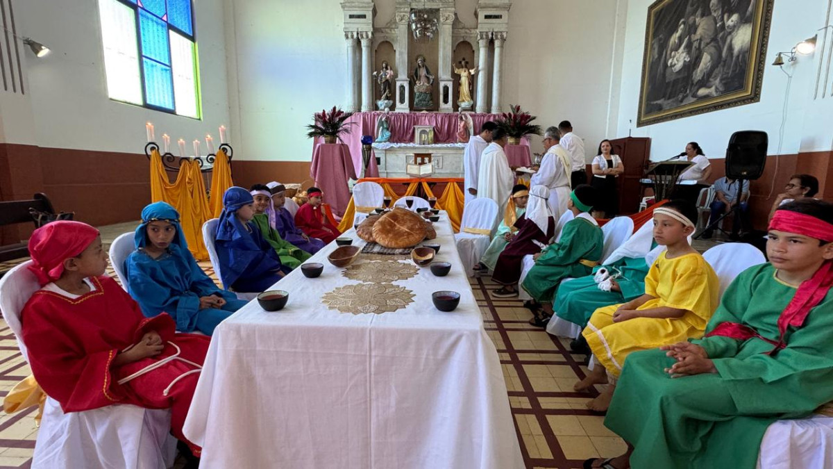 Los niños de Anserma representaron a los 12 apóstoles en la Última Cena.