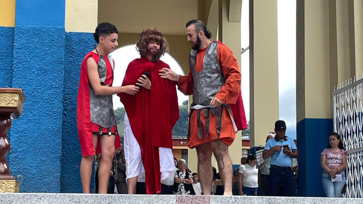 Sentencia de Jesús, en vivo, en el atrio de la Parroquia Nuestra Señora del Rosario, en Aranzazu (Caldas).