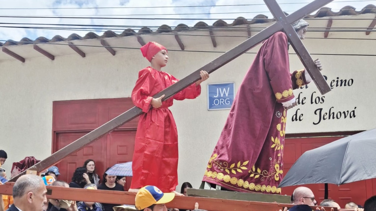 En Pácora, el niño cirineo Ronny Cardona Castañeda fue protagonista en el viacrucis del Viernes Santo.