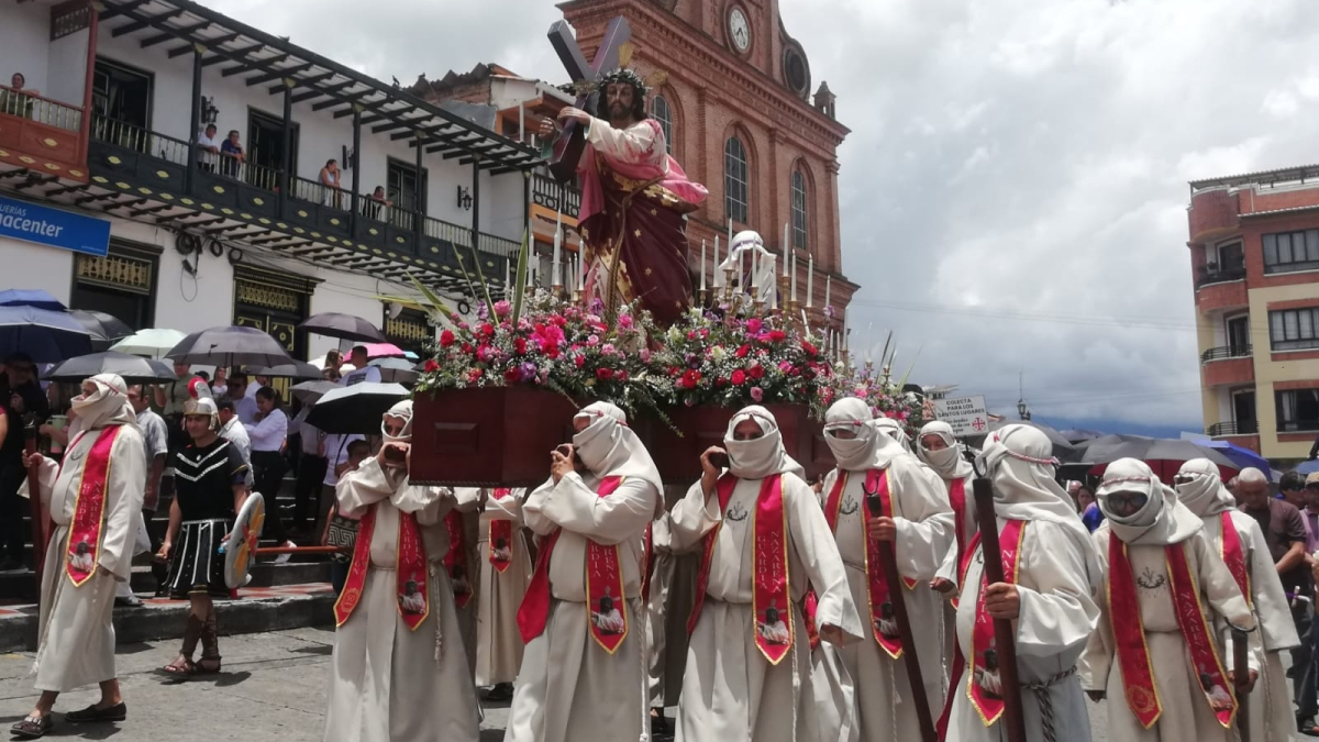 Procesión del viacrucis en Riosucio. Autoridades religiosas y la comunidad en general enseñaron respeto y fidelidad a la palabra del creador.