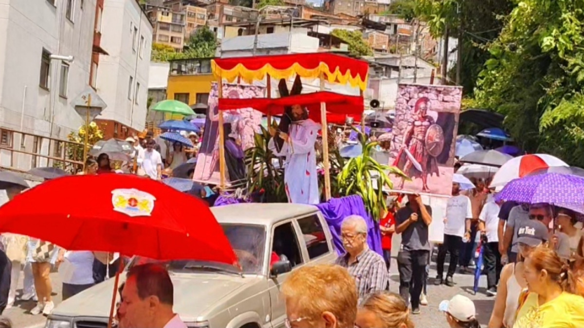 Decenas de personas asistieron al viacrucis en el barrio Estambul de Manizales.