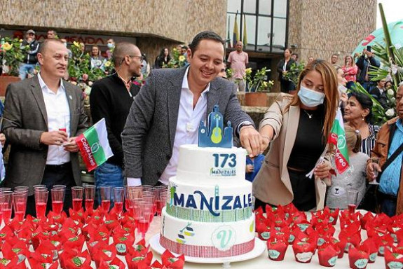 Desde ayer, 12 de octubre, fecha oficial del aniversario, comenzó en Manizales la celebración del cumpleaños 173, que incluye actividades culturales, deportivas, artísticas, sociales y taurinas, dirigidas a todos los públicos. Es la oportunidad para disfrutar de una especie de miniferia que coincide con la llamada semana de receso escolar. 
