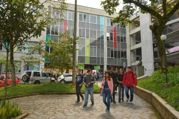 Séptima en el país y en el puesto 75 en el ranking internacional UI GreenMetric, la Universidad de Caldas se destaca ahora por sus buenas prácticas en campus verde y medioambiente. Los temas clave de este escalafón son el compromiso de los centros de educación superior en la lucha contra el cambio climático, la conservación de energía y agua, el reciclaje de desechos y el transporte ecológico.