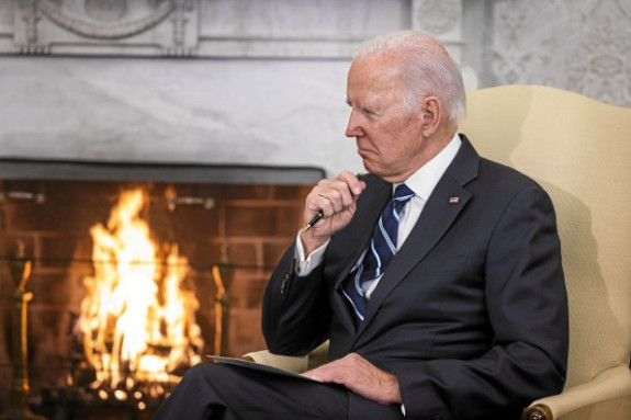 El presidente de los Estados Unidos, Joe Biden, está en medio de un escándalo por el hallazgo en una de sus mansiones de documentos clasificados de la época en la que se desempeñó como vicepresidente, entre el 2009 y el 2017. Aunque el mandatario asegura que todo será aclarado, este episodio pone en entredicho a Biden, quien ha criticado que a su antecesor, Donald Trump, le hayan encontrado documentos privados del gobierno en su mansión de Mar-a-Lago, en Florida.