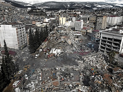 Las graves consecuencias del terremoto que sacudió Turquía y Siria apenas se están entendiendo. Los muertos se cuentan por miles y los heridos también. La destrucción es abrumadora y debería recordarnos lo frágiles que somos ante las tragedias naturales.