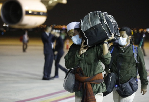 Foto|Efe|LA PATRIA El saldo de los enfrentamientos entre el Ejército de Sudán y el grupo paramilitar Fuerzas de Apoyo Rápido (FAR) arroja al menos 96 civiles muertos, sin que las autoridades hayan podido contabilizar el total de fallecidos. Los hospitales están fuera de servicio por la situación de seguridad del país. El conflicto se inició el 15 de abril y está tomando tintes étnicos. Unas 50 mil personas han huido del territorio sudanés a países vecinos buscando refugio.