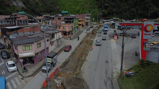 La construcción del intercambiador vial de Los Cedros, en Manizales, lleva 13% de avance, aunque ajusta en ejecución un año y 24 días. El contrato de obra finaliza el 31 de diciembre del 2023 y la ciudadanía ha sido la más afectada porque debido a estos trabajos están formando trancones que demandan una espera entre 15 y 40 minutos.