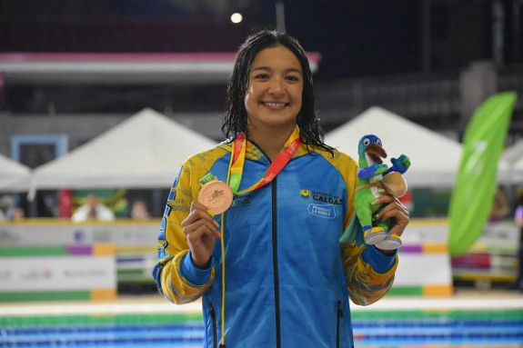 La nadadora Stefanía Gómez Hurtado, de 19 años, fue la deportista de la delegación de Caldas que más medallas de oro ganó en los XXII Juegos Deportivos Nacionales que culminaron el sábado. Obtuvo 3 oros, 4 platas y 1 bronce. Logró además los 50 metros pecho con récord nacional y fue la mejor en 100 metros y 200 metros en esa misma modalidad. En los Panamericanos de Chile, Stefanía ya había registrado récord nacional en los 100 metros. Este es el reconocimiento a su trabajo y esfuerzo.