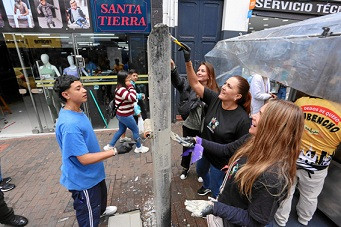 Cuidarte es un proyecto de la organización Manizales Comparte y de la Fundación Pequeño Corazón, dirigido a embellecer cada tres meses con sus voluntarios espacios públicos de la ciudad. El sábado revitalizaron 215 mobiliarios del Centro Histórico de la ciudad, participaron 120 voluntarios. Labor digna de aplaudir y que amerita el apoyo para que se mantenga