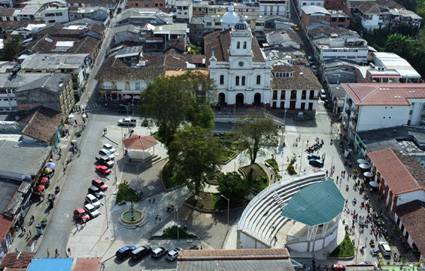 Foto|Freddy Arango|LA PATRIA La renovación del Parque de Bolívar de Neira, que hizo el año pasado la Alcaldía de Luis Gonzaga Correa, divide opiniones. Unos dicen que el diseño rompe la arquitectura patrimonial del municipio, pero otros destacan los nuevos jardines, el monumento al corcho, la restauración de la estatua de Simón Bolívar, el nuevo kiosko y la concha acústica para eventos musicales.