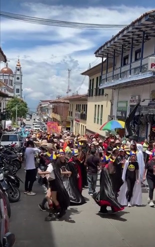 Quedó instalada la República del Carnaval, primer acto de este festejo que se realiza cada dos años en Riosucio (Caldas), y que será del 3 al 8 de enero del próximo año. El sábado en la Plazoleta de Banderas, ante el pueblo, los dignatarios que tendrá el Carnaval tomaron posesión de sus cargos y se comprometieron a sacar adelante esta fiesta. Hubo desfile invitando a la instalación, con participación de las cuadrillas propias de esta fiesta.