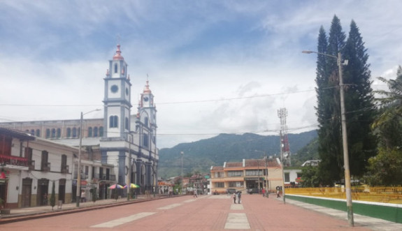 En la Plazoleta de Banderas del Parque La Candelaria en Riosucio se desarrollarán hoy y mañana las actividades de la penúltima parada de la edición 41 del Festival Departamental de Bandas Estudiantiles de Música de Caldas que ha recorrido las subregiones del departamento. En Riosucio participan unos 600 intérpretes que llegan a mostrar lo mejor de las bandas estudiantiles de música del Alto Occidente. El Festival concluye el próximo fin de semana en Neira.