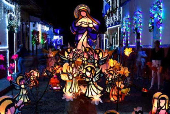 Los católicos se reúnen hoy en el tradicional Alumbrado a la Inmaculada Concepción de la Virgen María. Calles y barrios se llenarán de faroles y veladoras en su homenaje. Celebración especial la de Salamina, que desarrolla la Noche del Fuego, con actividades durante todo este fin de semana. Ojalá no sean días para el uso de la pólvora. Caldas ya suma tres quemados desde el 1 de diciembre.