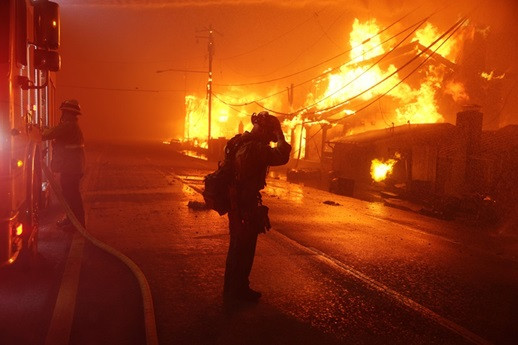 Ya son unos 24 muertos que han dejado los incendios forestales de Eaton y Palisades en California (Estados Unidos), considerados entre los más destructivos de este estado. Se calculan cerca de 16 mil 300 hectáreas quemadas por 105 incendios hasta el domingo, con una devastación de unas 9 mil residencias. Miles de socorristas tratan de parar las conflagraciones, cuyas causas son motivo de investigación. Desde ayer se teme que la fuerza de los vientos, que se podrían registrar hasta mañana, dificulte las tare