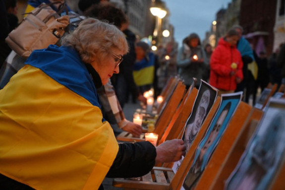 Se completaron el lunes tres años de la invasión de Rusia a Ucrania, una guerra que ha dejado miles de militares y civiles muertos y devastación. Se le suma ahora la posición de Donald Trump que asegura buscar la paz, pero dejando a Ucrania por fuera de los diálogos, mientras este país requiere, según la ONU, 524 mil millones de dólares para su reconstrucción. Decenas de ucranianos en otros países rindieron homenaje a los muertos.