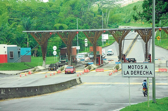 Durante la sesión de la Comisión Sexta del Senado que analizó la situación de Autopistas del Café y la nueva concesión que manejará estas vías, convocada por el senador caldense Guido Echeverri, la ministra de Transporte, María Fernanda Rojas, se comprometió a revisar el desequilibrio financiero planteado y a buscar un mecanismo de equidad en el que lleguen las obras y haya un esquema de financiación igualitario. El director de la Agencia Nacional de Infraestructura (ANI), Óscar Javier Torres, anunció que e