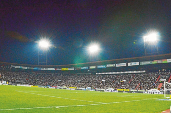 Con una sola boleta se podrá ingresar hoy al estadio Palogrande para el primer doblete de fútbol del Once Caldas femenino y masculino contra Independiente Santa Fe. El partido de la Liga Femenina se inicia a las 5:00 p.m. y el de la Masculina a las 8:30 p.m. Están listas todas las medidas de seguridad para estos encuentros, llegarán 800 hinchas de los Cardenales en 20 buses. Los asistentes no podrán salir y volver a entrar al estadio con la misma boleta.