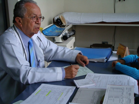 El médico cirujano y pediatra Antonio Duque Quintero falleció en Manizales al amanecer del viernes. Fue decano y docente de las facultades de Ciencias para la Salud de las Universidades de Caldas y de Manizales, en las que impartió sus conocimientos; vicerrector en la U. de Caldas, y cirujano en el Hospital Infantil Rafael Henao Toro durante por lo menos 52 años, fue el pionero en la ciudad de la cirugía pediátrica. Reconocido como un humanista.