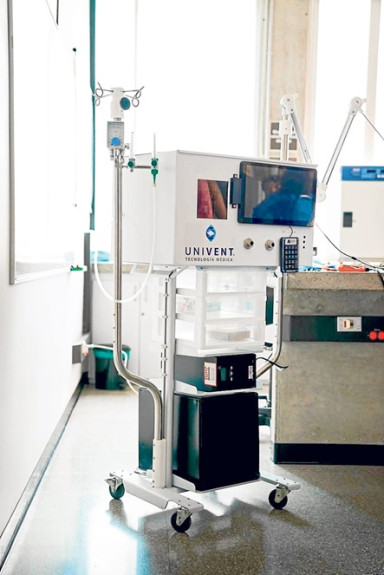 La Superintendencia de Industria y Comercio otorgó la patente al desarrollo "Aparato de ventilación con sistema de fuelle" para el suministro de gases medicinales. Es un logro de investigadores de las universidades Autónoma de Manizales, de Caldas y Nacional sede Manizales que juntos construyeron un dispositivo que simula el movimiento de los pulmones y les ayuda a los pacientes a respirar. Es ejemplo del trabajo entre universidades públicas y privadas.