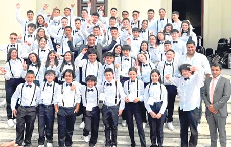 La Banda Sinfónica del Instituto Neira, integrada por 50 jóvenes músicos, alcanzó doble premio en el Festival Internacional de Bandas Infantiles y Juveniles en Santo Domingo (República Dominicana), celebrado del 1 al 4 de mayo. Fue la mejor en Categoría Juvenil y ganó a Mejor Director del certamen con Holver Mauricio Cardona Aristizábal. La participación de esta Banda fue posible por el apoyo financiero de la Gobernación de Caldas, la Alcaldía de Neira, empresas público-privadas y la Asociación de Padres de