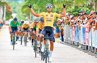 El pedalista pacoreño Óscar Iván Restrepo, de 16 años, ganó el sábado la medalla de oro en la categoría juvenil del Campeonato Nacional que se disputa en Pitalito (Huila). Corre en el calendario con Avinal Carmen de Viboral. Restrepo ya tiene cinco medallas de oro en el Campeonato Nacional. Se perfila como una promesa en el ciclismo.