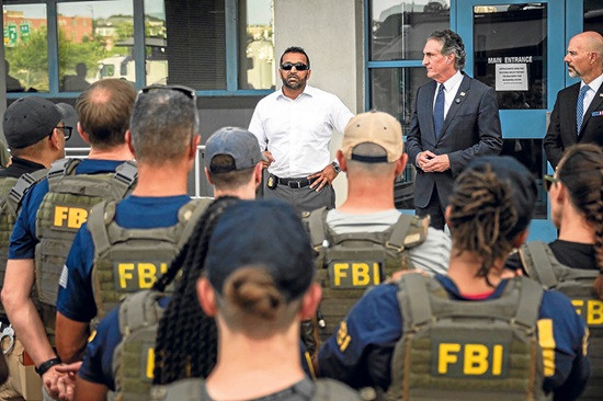 Unos 600 soldados de Estados Unidos quedarían a disposición para acudir a cualquier lugar de este país si se presentan disturbios civiles. El plan lo evalúa el Pentágono, costaría cientos de millones de dólares para que los militares estén disponibles las 24 horas del día y se desplacen en aeronaves militares a partir del 2027. Esto se conoció tras la orden del presidente Trump de desplegar la Guardia Nacional a Washington para combatir la delincuencia y retirar de las calles a personas sin hogar. Ya lo ha 