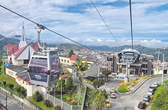 Entró en servicio el viernes la estación Fátima de la línea 3 del cable aéreo de Manizales, que deja habilitado todo este proyecto con sus cuatro estaciones. Los pasajeros ya pueden ingresar y salir desde esta edificación, que había quedado pendiente de habilitar por ser la fase más compleja de la línea. Quedan faltando obras de acabados, que ojalá concluyan rápido.