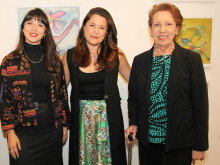Andrea Gómez, Valentina Castro, y Clara Lucía López de Estrada, directora del Centro Colombo Americano.
