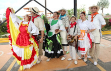 El grupo Los Arrieros amenizó el evento con coplas y baile, llevando alegría a los asistentes.