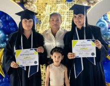 Las hermanas Maryuri y Anyela Izquierdo (graduadas), junto a su madre, Maria Lucelly Quirama; y Samantha Giraldo, hija de Maryuri.