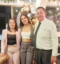 Alejandra Bernal obtuvo su título en Licenciatura en Educación Física de la Universidad de Caldas. Celebró este importante momento en compañía de Bertha Quintero y Manuel Bernal.