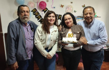 Compañeros de trabajo festejaron el cumpleaños de Diana Lucía Colorado Giraldo. La acompañan Moises Noriega Lara, Adriana Lucía Zuluaga y Jose Hernán Patiño Gómez.