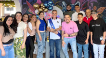 Eliecer Enrique Valencia celebró su cumpleaños número 60 con una cena familiar. Acompañaron al homenajeado: Luis Eduardo Valencia Posada, Aceneth Valencia, Luz Edilia Valencia, Elizabeth Valencia, Esther Gálviz Valencia, Lady Alejandra Mejía Valencia, Gilberth Aguirre Valencia, Richard Andréy Valencia, Alejandro González Valencia, Sebastián Patiño Valencia y Emanuel Guzmán Valencia.