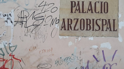 Llenaron de grafitis la fachada del Palacio