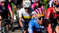 250 ciclistas buscan los honores en el circuito por la Santander