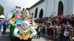 Tres horas de baile, color, alegría y creatividad en el Desfile de Bienvenida