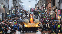 La Virgen de la Esperanza Macarena reinó entre rezos, ovación y lluvia 