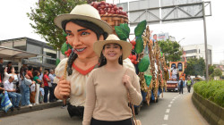Ella es la creadora de las enormes carrozas que llaman la atención en la Feria de Manizales 