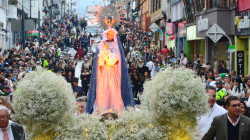 Desfile de alabanzas para la reina de los toreros, el recorrido fue desde Fundadores hasta la Plaza de Toros 