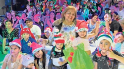 Carmenza sigue llevando la Navidad a los niños 