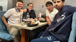 Cena de amigos en el restaurante Bisontte en Chipre