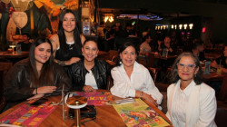 Cumpleaños De Gloria Rave Clavijo: Manuela Rave, María José González, María Elena Rave, Gloria Estela Rave y Rosario Clavijo.