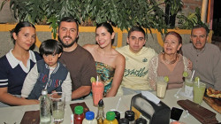 Cenas de familiares y amigos en el restaurante El Efecto Barbacoa