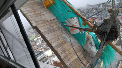Cedió el andamio en Manizales y quedaron colgando de un piso 18