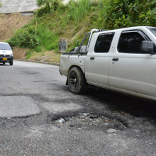 El arreglo del hueco en la vía Bajo Rosales-Baja Leonora debe esperar hasta el 2023 