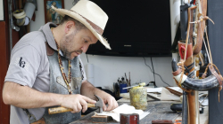 El aguadeño Elkin Alexánder Piedrahíta, un artesano del cuero en Manizales