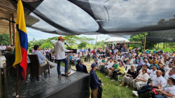 Gobierno entrega a 50 campesinos una hacienda del exjefe paramilitar Carlos Castaño